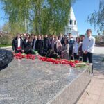 Ученики 11 Ростех класса ГБОУ лицей г.Сызрани   возложили цветы у мемориала Вечного огня Сызранского кремля