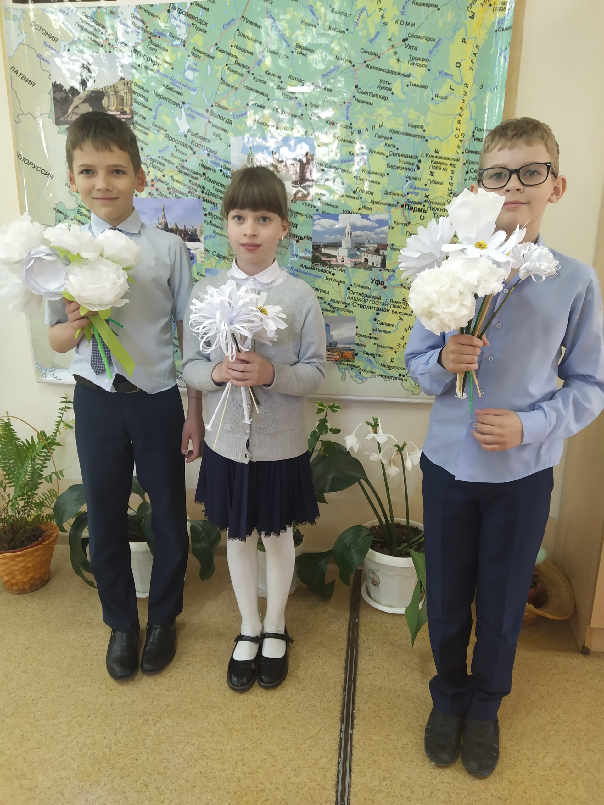 Обучающиеся начальной школы ГБОУ лицей г.Сызрани принимают активное участие в благотворительной акции «Белый цветок»