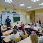 Представитель МЧС, инспектор ОНД и ПР, старший лейтенант Мартынов Е. А. провел обучающую беседу для учащихся начальных классов